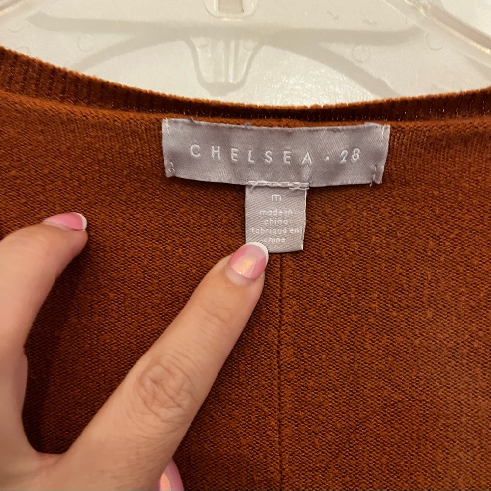 Chelsea 28 V-Neck Sweater in Rust Clay - Size Medium - Picture 2 of 7